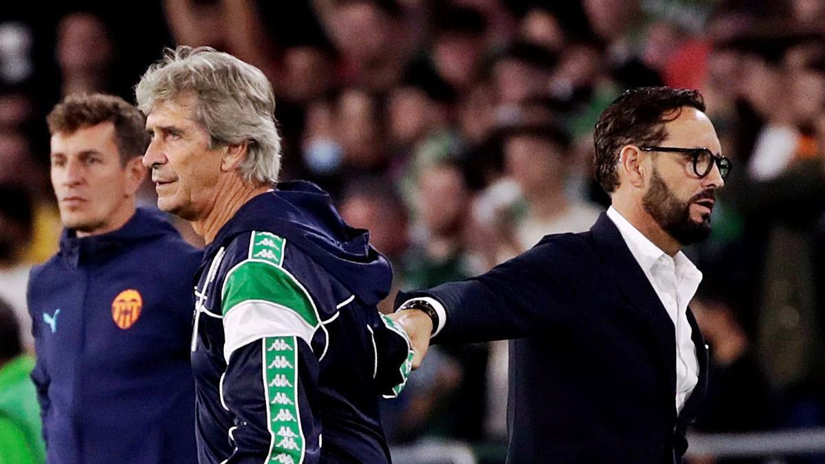 Pellegrini i Bordalás se saluden després del partit a Heliópolis. | EFE/JULIO MUÑOZ