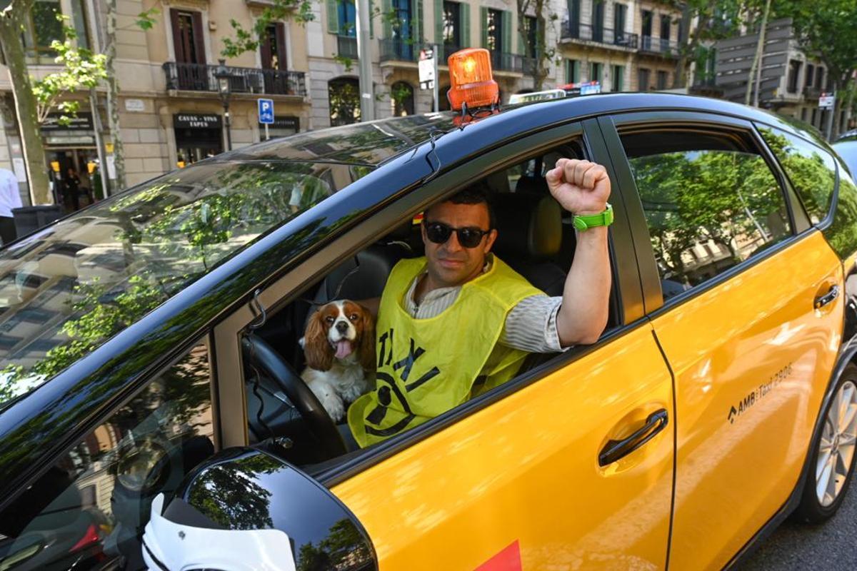 Uno de los taxistas participantes en la marcha de Barcelona