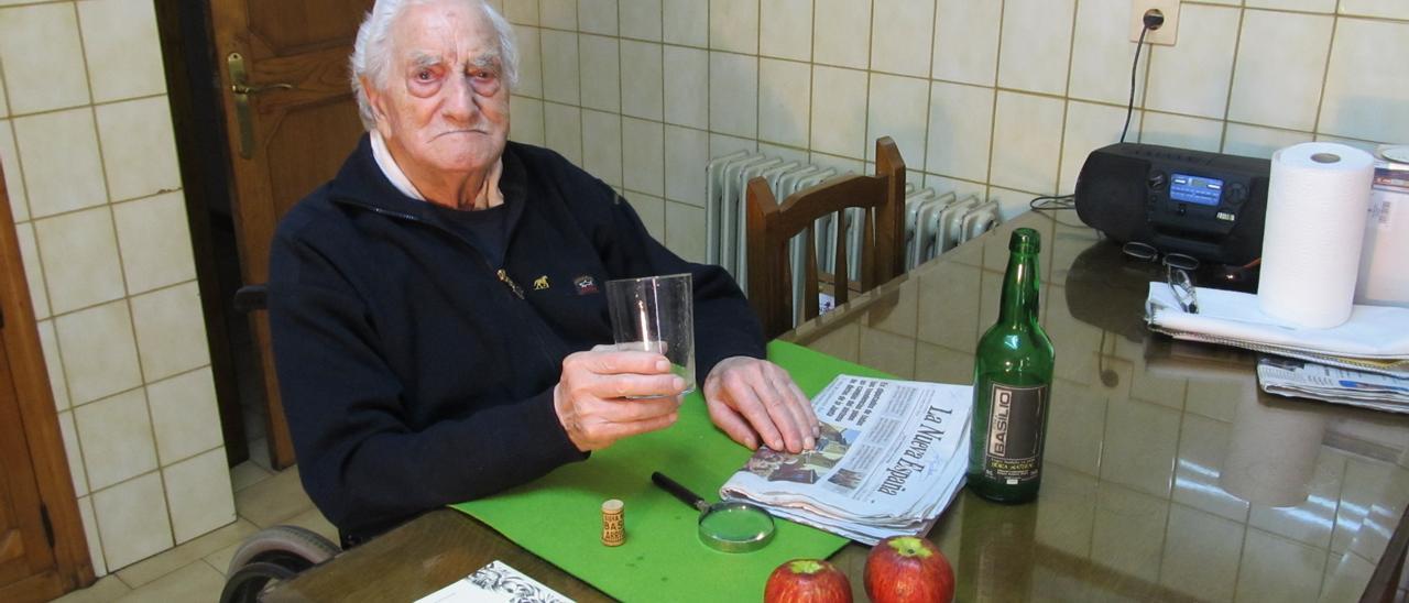 Basilio Aramburu, en su casa de Arriondas, con una de las botellas de sidra de su llagar, hace unos años.