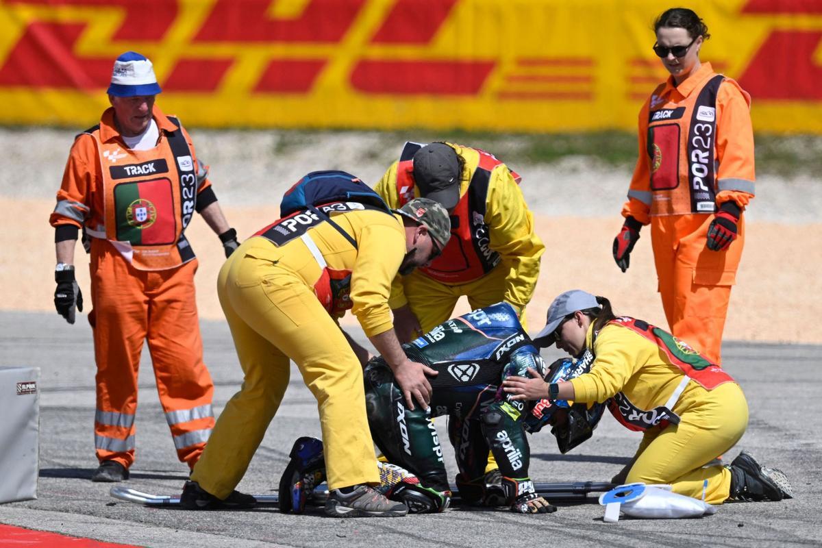 Incomprensible error de Márquez ya que, en una fuerte frenada, en la segunda vuelta, cuando iba cuarto, perdió el control de su moto, dribló como pudo a Martín y acabó estrellándose, de forma contundente y peligrosísima, contra el cuerpo de Oliveira, al que tiró sobre el asfalto.