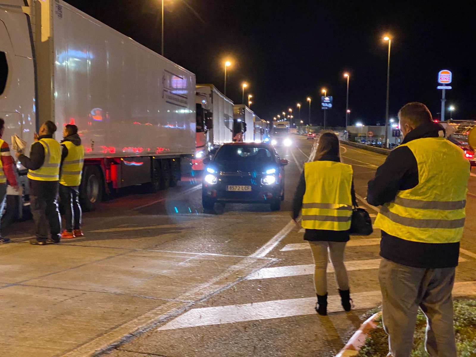 Piquets a La Jonquera per la vaga dels transportistes