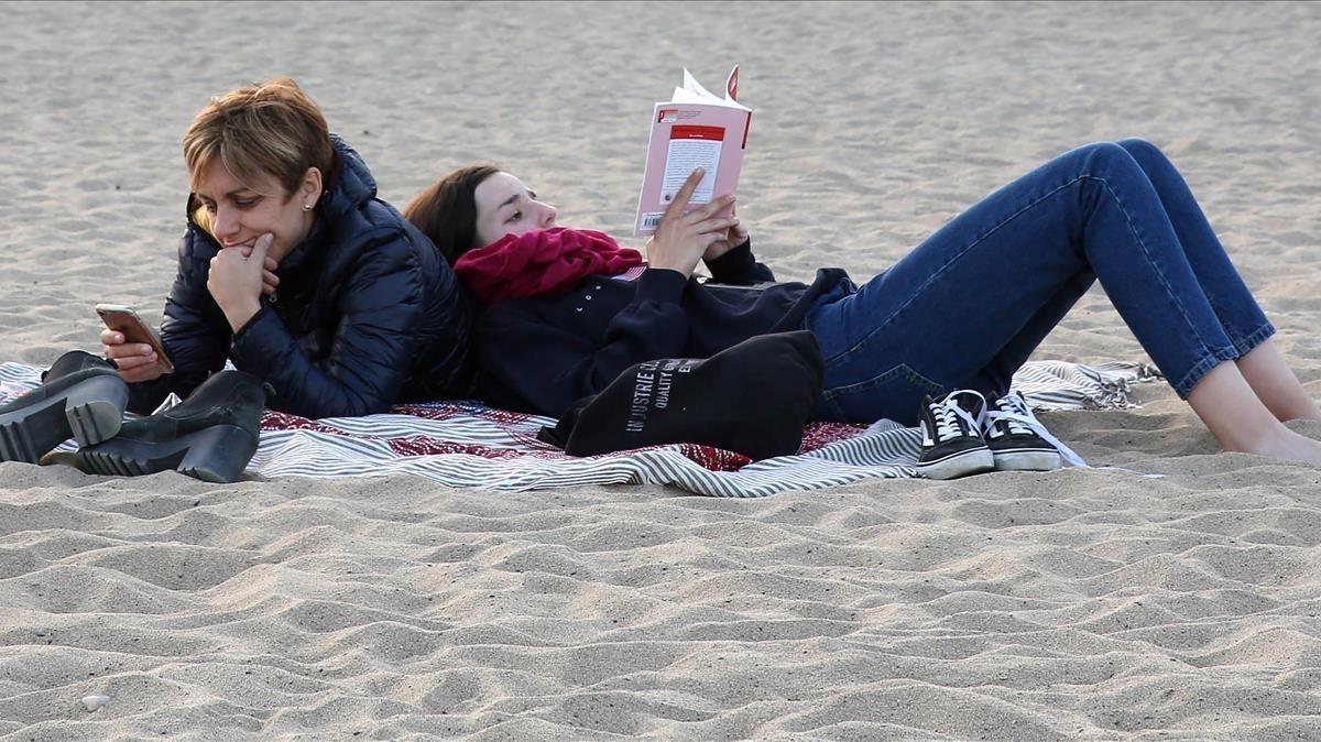 zentauroepp43473590 barcelona 28 04 2018 dos mujeres leyendo en la playa  una un180707183645