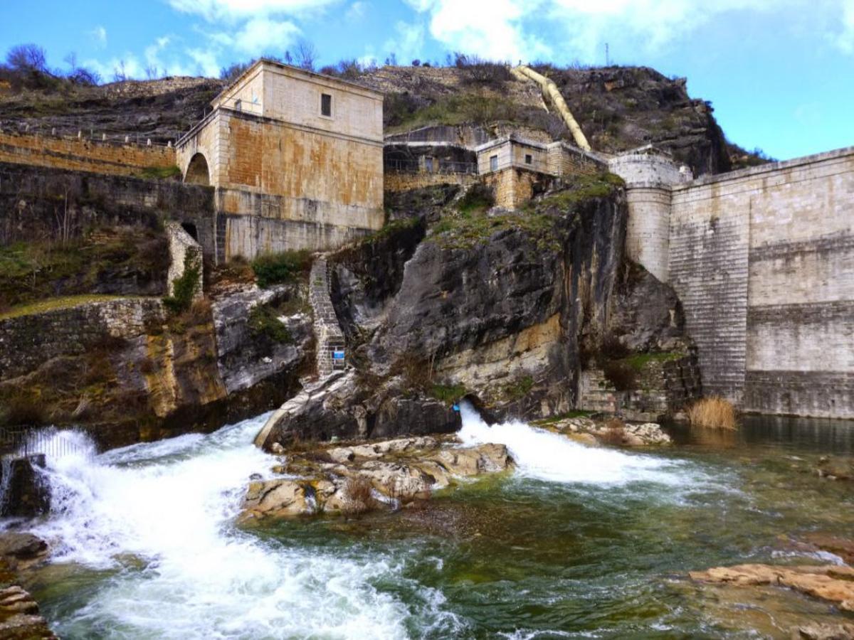 La pasarela voladiza del Pontón de la Oliva discurre por la pared del cañón y hace de los acantilados un destino apropiado para aficionados a la escalada