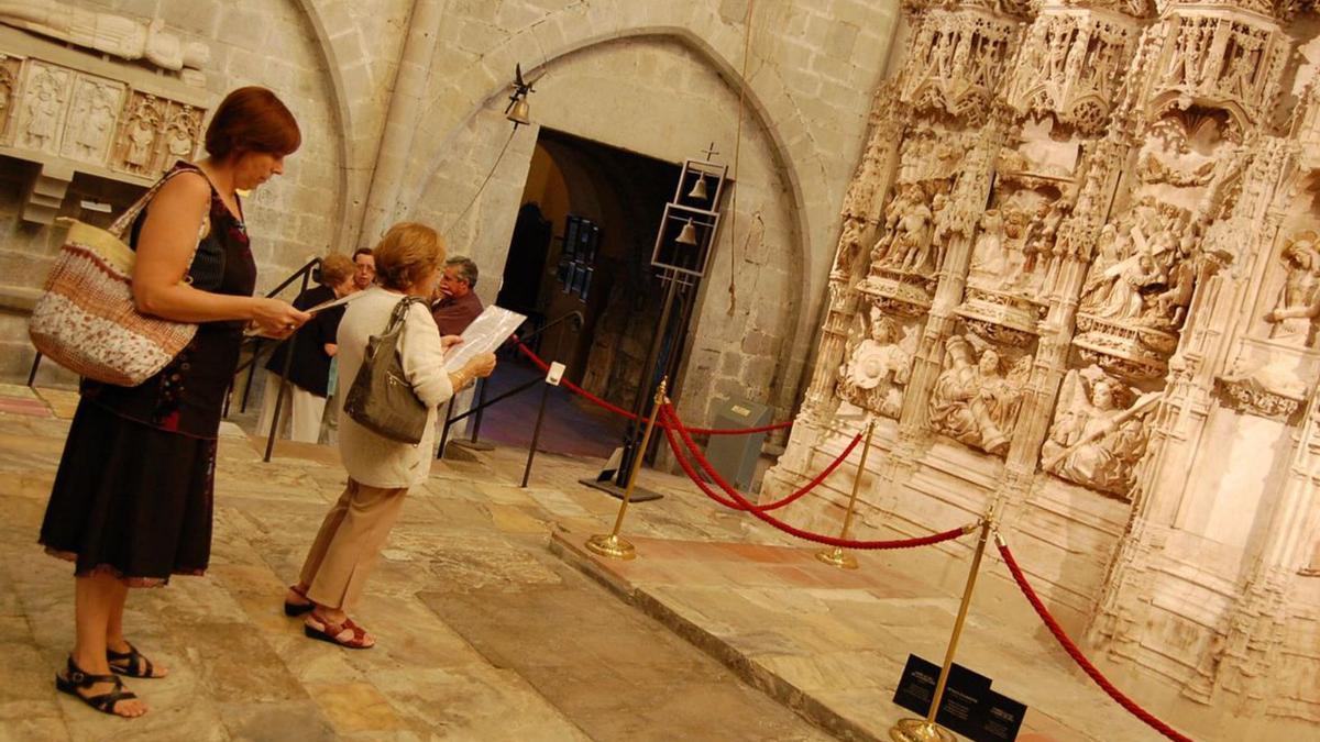 Visitants dins de la Basílica