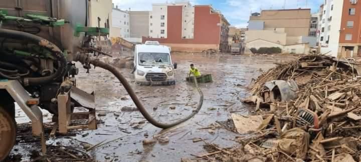 Así trabaja Javier Pargaña, el extremeño que ha sacado 18.000 millones de litros de lodo en Valencia