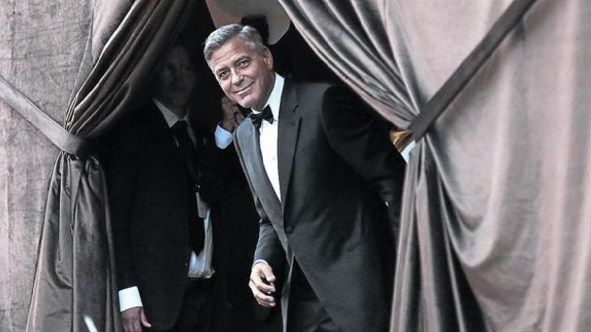 George Clooney vestido de Armani, recién llegado al lujoso Palazzo Papadopoli, que alberga el hotel Aman donde ayer se celebró la fiesta de enlace.