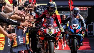 Álvaro Bbautista y Toprak Razgatlioglu tras la carrera del sábado.