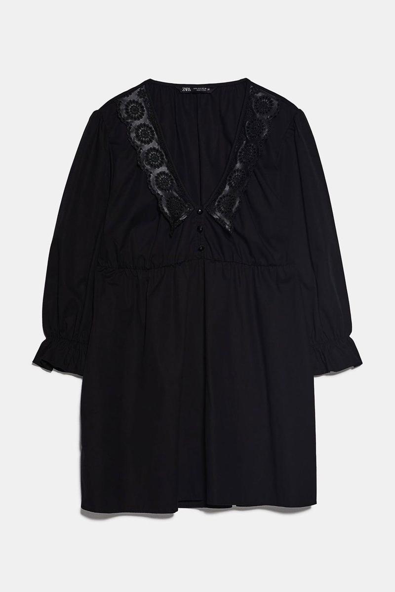 Vestido negro con cuello combinado de Zara (precio: 15,99 euros)