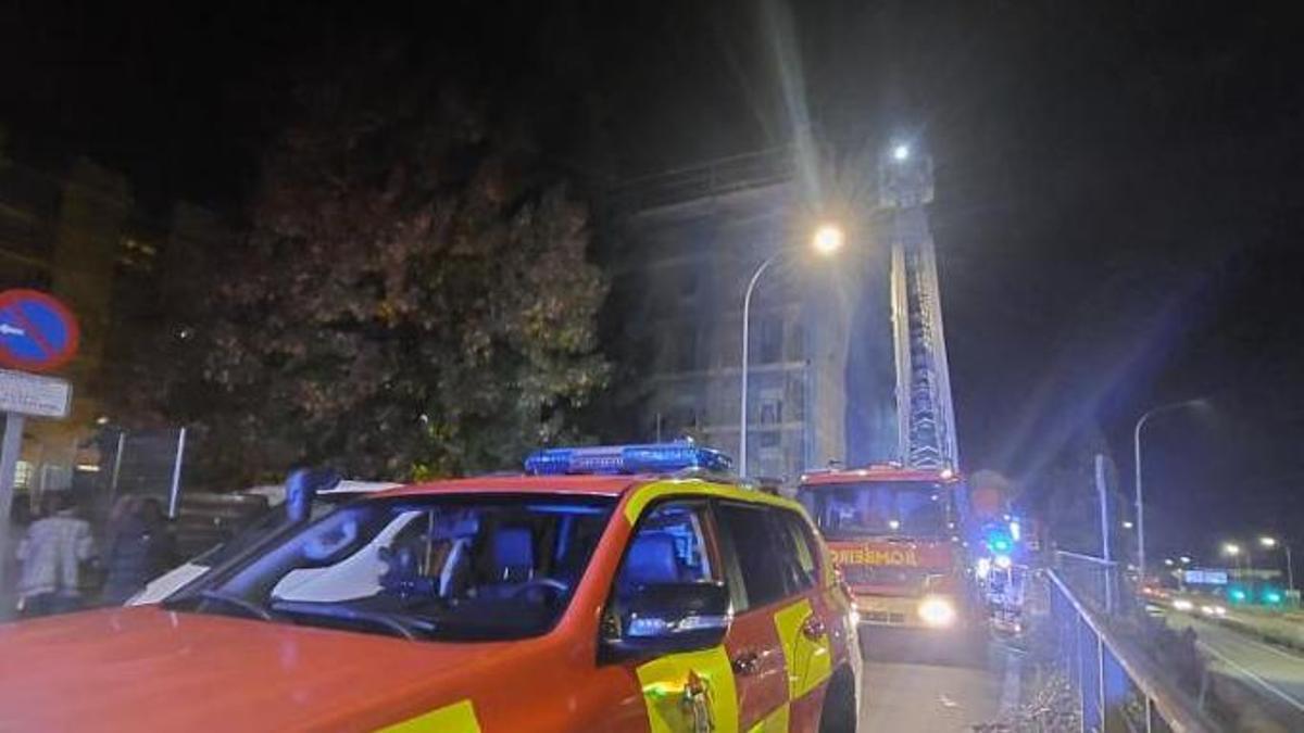 Nuevo incendio en Santiago: arde la cubierta de un edificio en obras en Salgueiriños