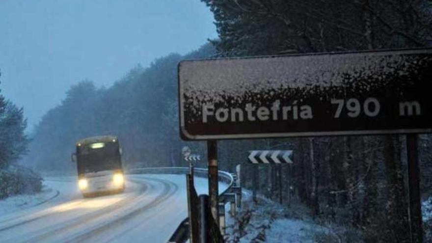 Un autobús transita ayer por la N-120 a su paso por el concello pontevedrés de A Cañiza. / Anxo Gutiérrez