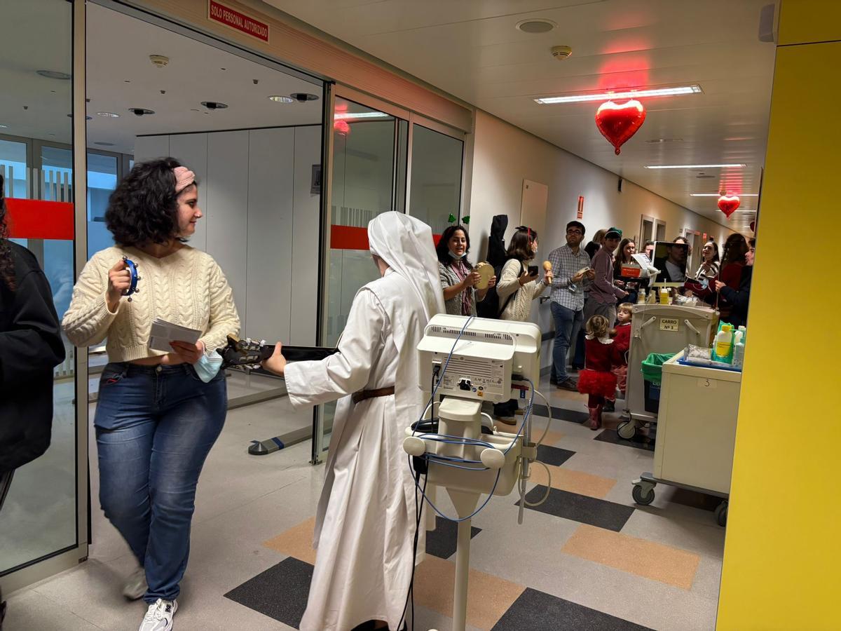 La Pastoral Universitaria de Oviedo llena de villancicos las habitaciones de HUCA