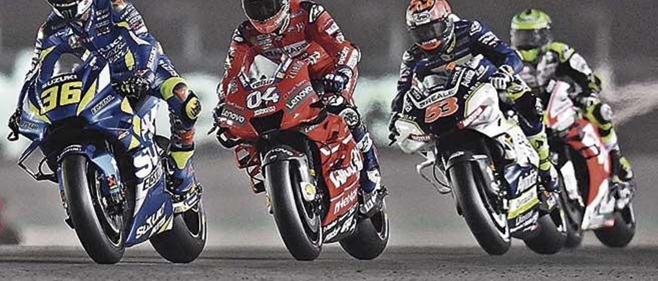 Joan Mir lidera un grupo de pilotos en un momento de la carrera del Gran Premio de Catar, ayer.