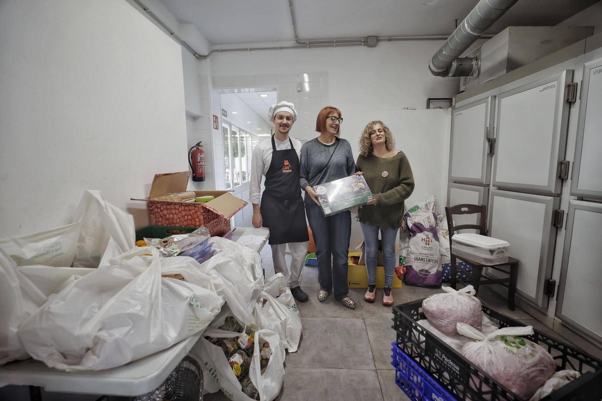 FOTOS| Cáritas Mallorca prepara decenas de menús solidarios para que los más desfavorecidos disfruten de la Navidad