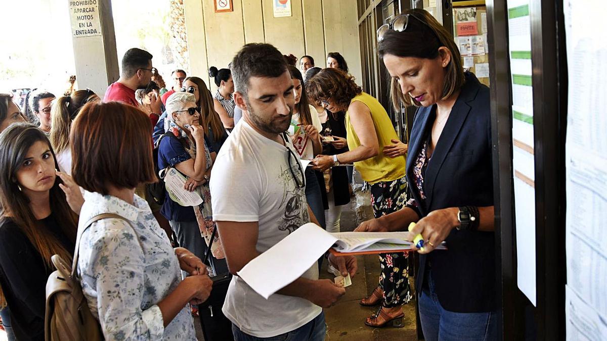 Opositores miran las listas en las pruebas para maestros de Primaria en La Laguna.