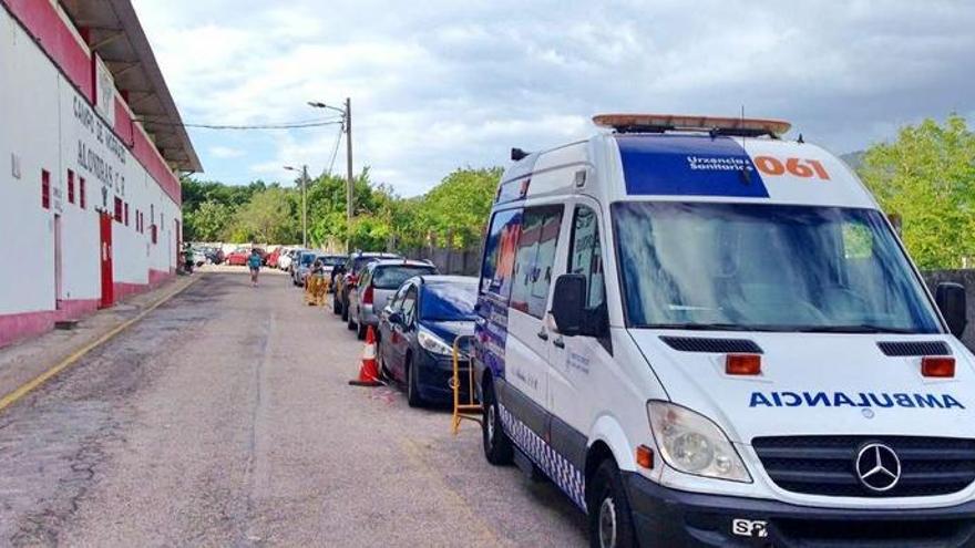 Ambulancia de emergencias de Cangas ubicada, ayer, en el exterior del campo de fútbol de O Morrazo.