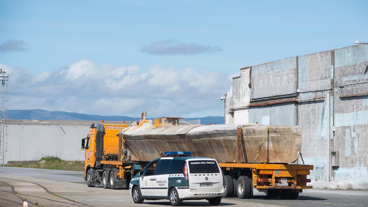 El narcosubmarino hallado en la ría de Arousa, a su llegada al muelle de O Ramal, en el puerto de Vilagarcía de Arousa (Pontevedra), en un transporte especial escoltado por la Guardia Civil.