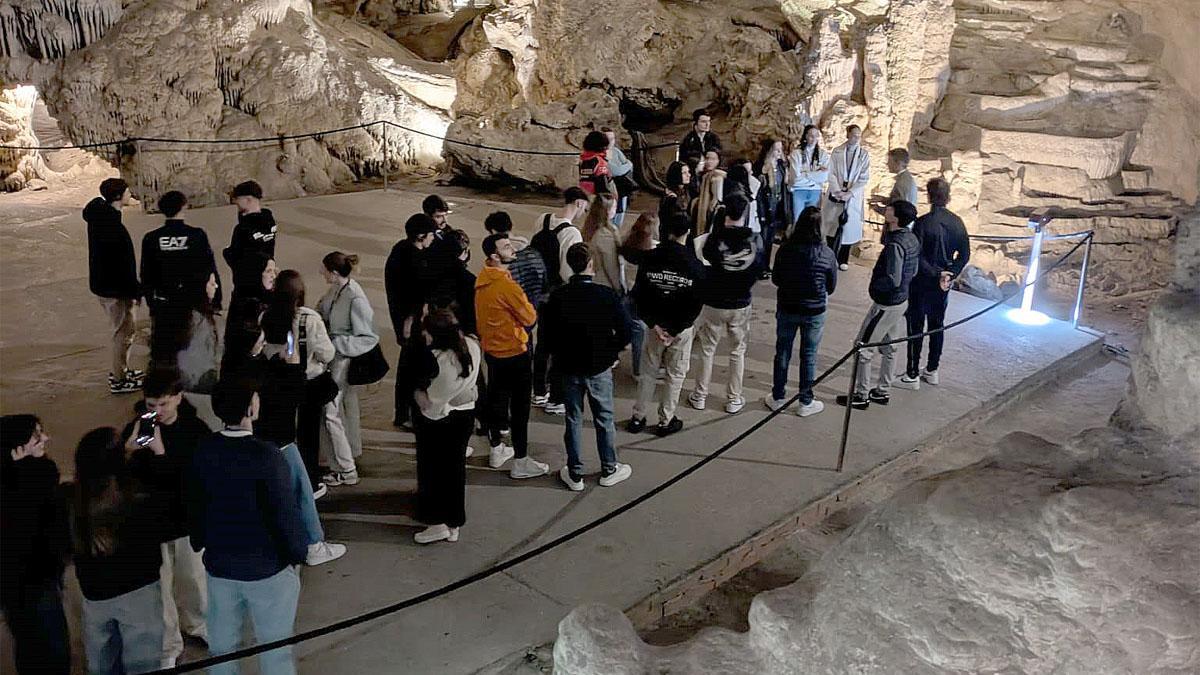 Alumnado del grado de Educación Primaria, en la Cueva de Nerja el curso pasado.
