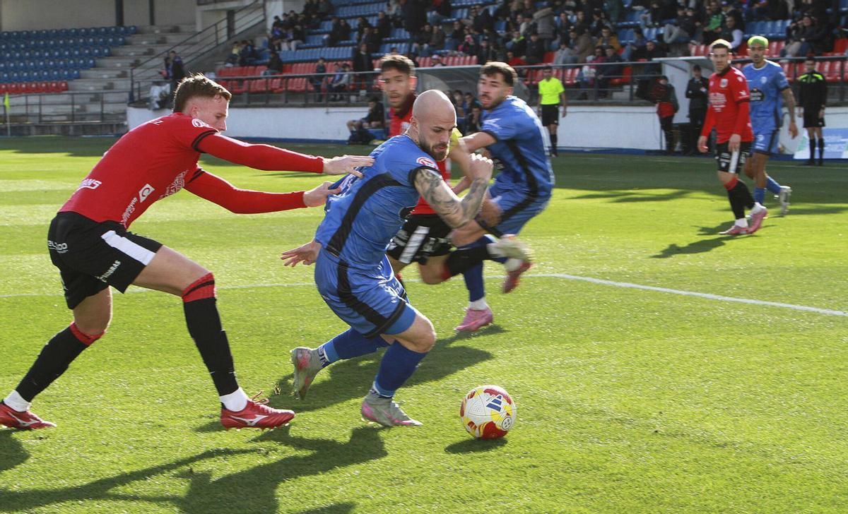 Un momento del partido jugado ayer en O Couto. | IÑAKI OSORIO