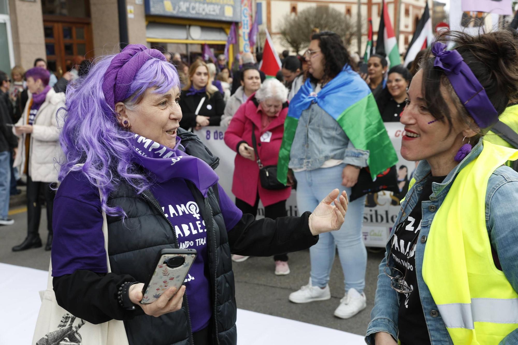 EN IMÁGENES: Carrozas, batucada y pancartas: así ha sido la multitudinaria manifestación del 8M en Asturias