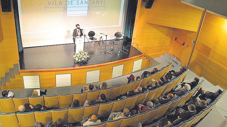 El Teatre Principal de Santanyí ha recuperado uno de sus actos más importantes del calendario cultural: la entrega de los premios literarios.