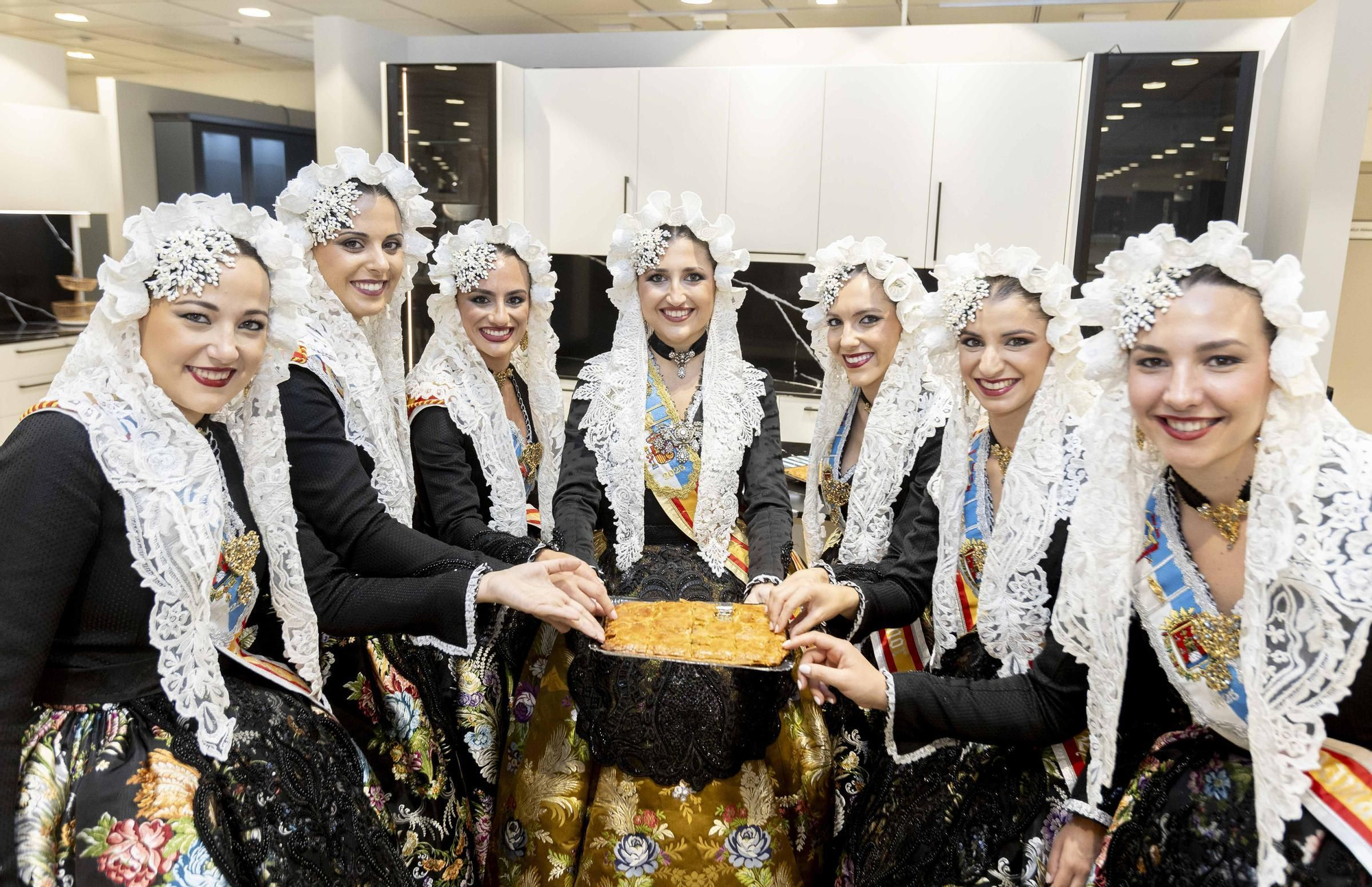 La Bellea del Foc y sus damas de honor cocinan la Fiesta a fuego lento