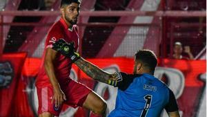 Maxi Romero, de Argentinos Juniors, supera a Fatu.