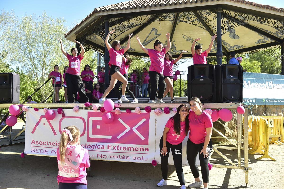 Imágenes de la marcha rosa contra el cáncer de mama en Plasencia