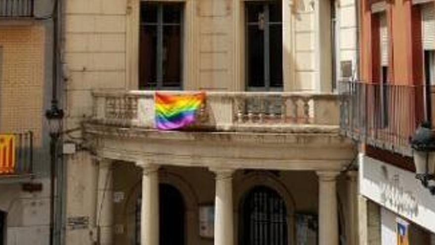 Les banderes LGTBI llueixen als balcons consistorials de la Catalunya Central