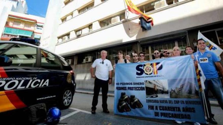 Miembros del sindicato SUP de la Policía Nacional manifestándose ante la Comisaría.