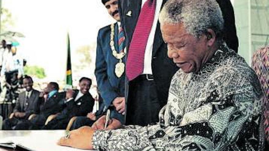 Nelson Mandela firma la Constitución sudafricana, en 1996.