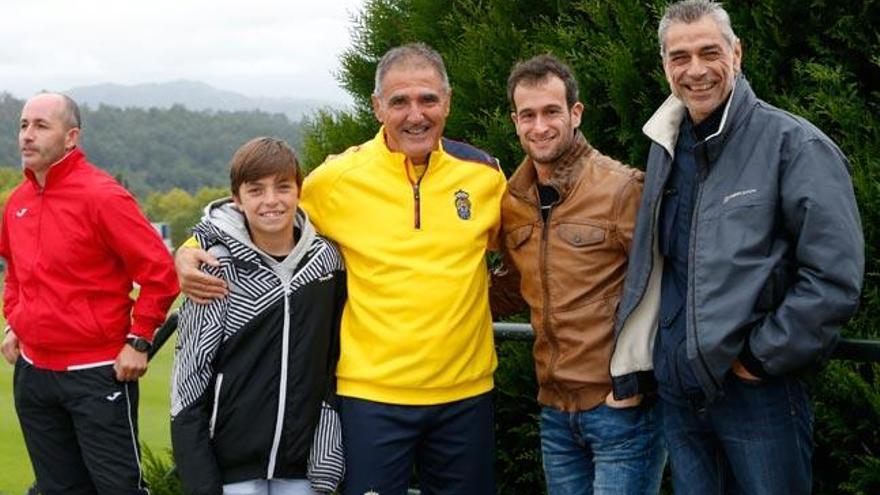 Paco Herrera posa junto a Patxi Villanueva y Pedro Docampo en A Madroa. // Ricardo Grobas