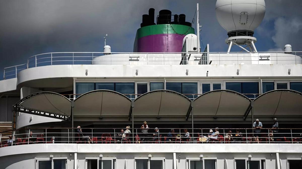 Pasajeros del Ambition pasan el rato en una de las cubiertas del crucero, este miércoles, en el puerto de Burdeos.