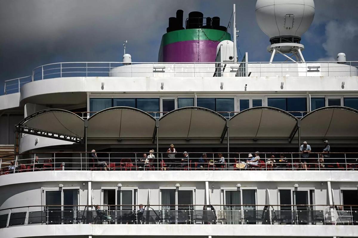 Pasajeros del Ambition pasan el rato en una de las cubiertas del crucero, este miércoles, en el puerto de Burdeos.