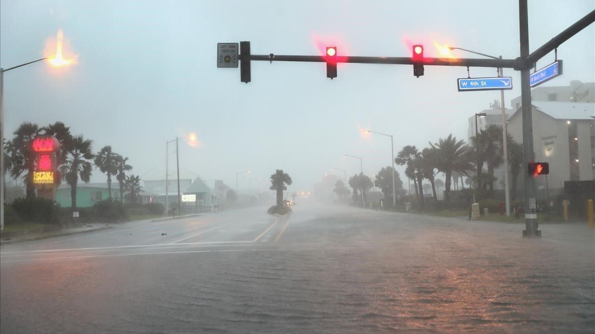 Una carretera inundada en Alabama por el huracán Sally. 