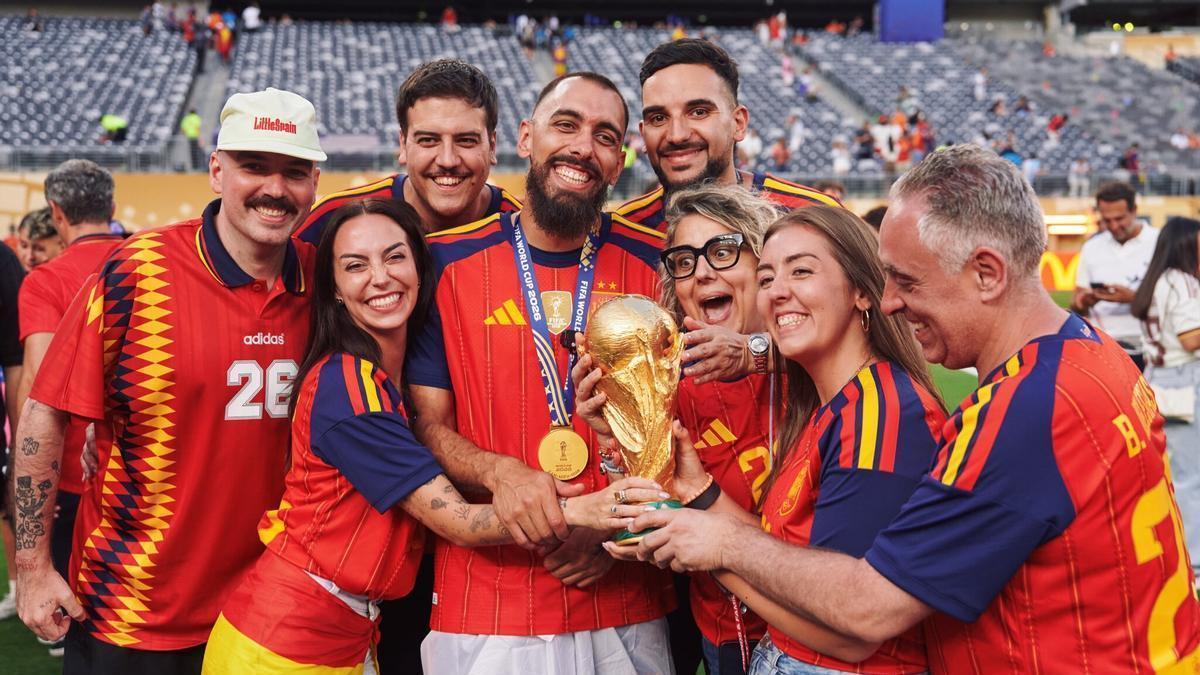 Borja Iglesias posa con sus familiares y amigos después de convertirse en campeón del mundo con España.