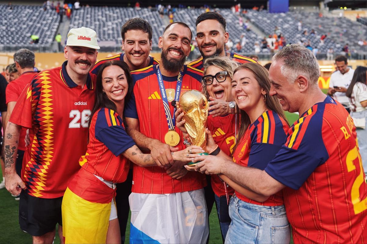 Borja Iglesias posa con sus familiares y amigos después de convertirse en campeón del mundo con España.