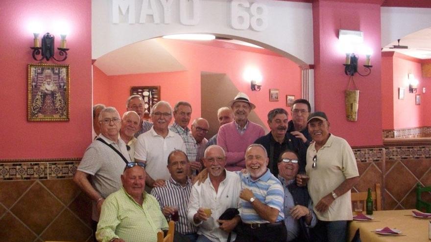 Los gurripatos del 68, en el almuerzo del pasado 10 de mayo en la marisquería La Peregrina para celebrar los 50 años de mili.