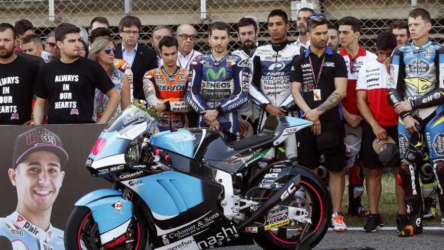 Los pilotos de todas las categorías protagonizaron un minuto de silencio antes del GP de Cataluña.