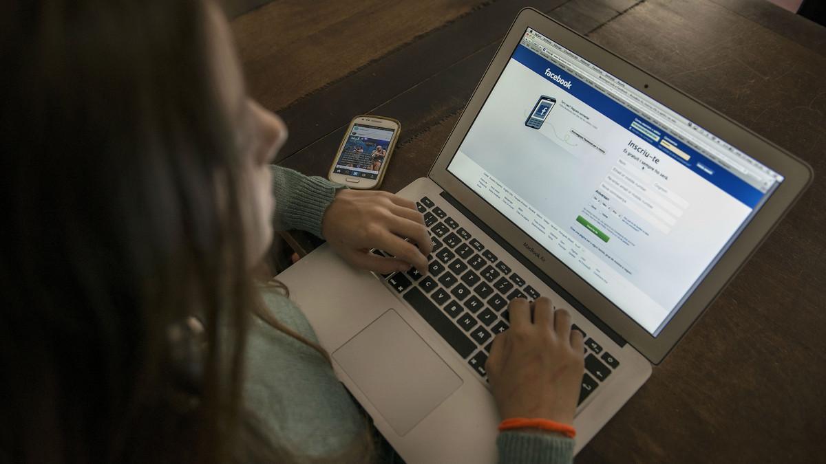Una adolescente se dispone a entrar en su cuenta de Facebook