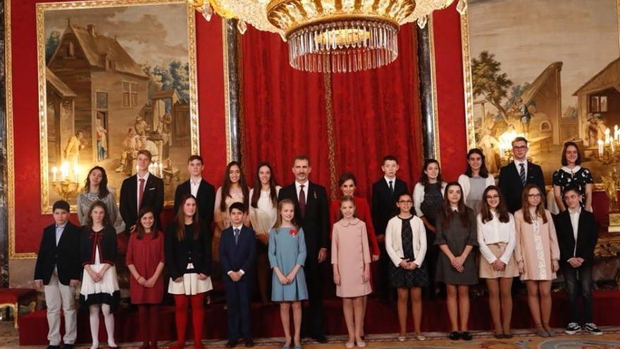 Marina, cuarta por la derecha en primera fila, en la foto con la familia real