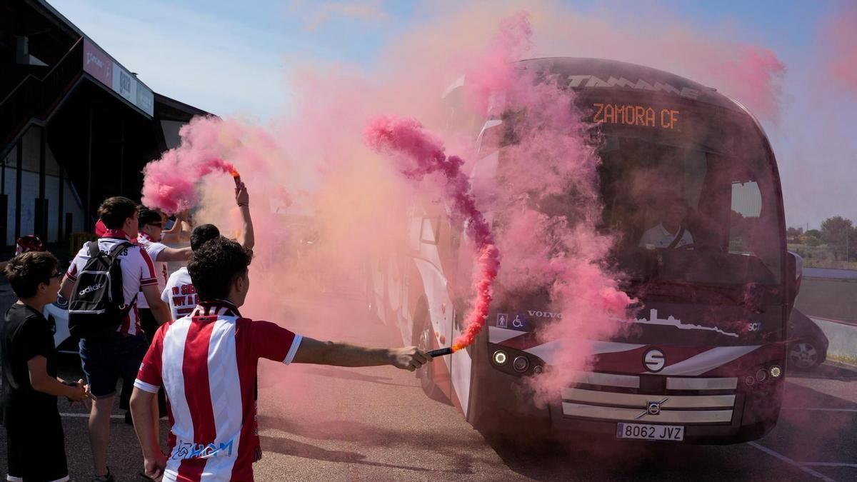 Aficionados despiden al equipo en su viaje a Villarreal.