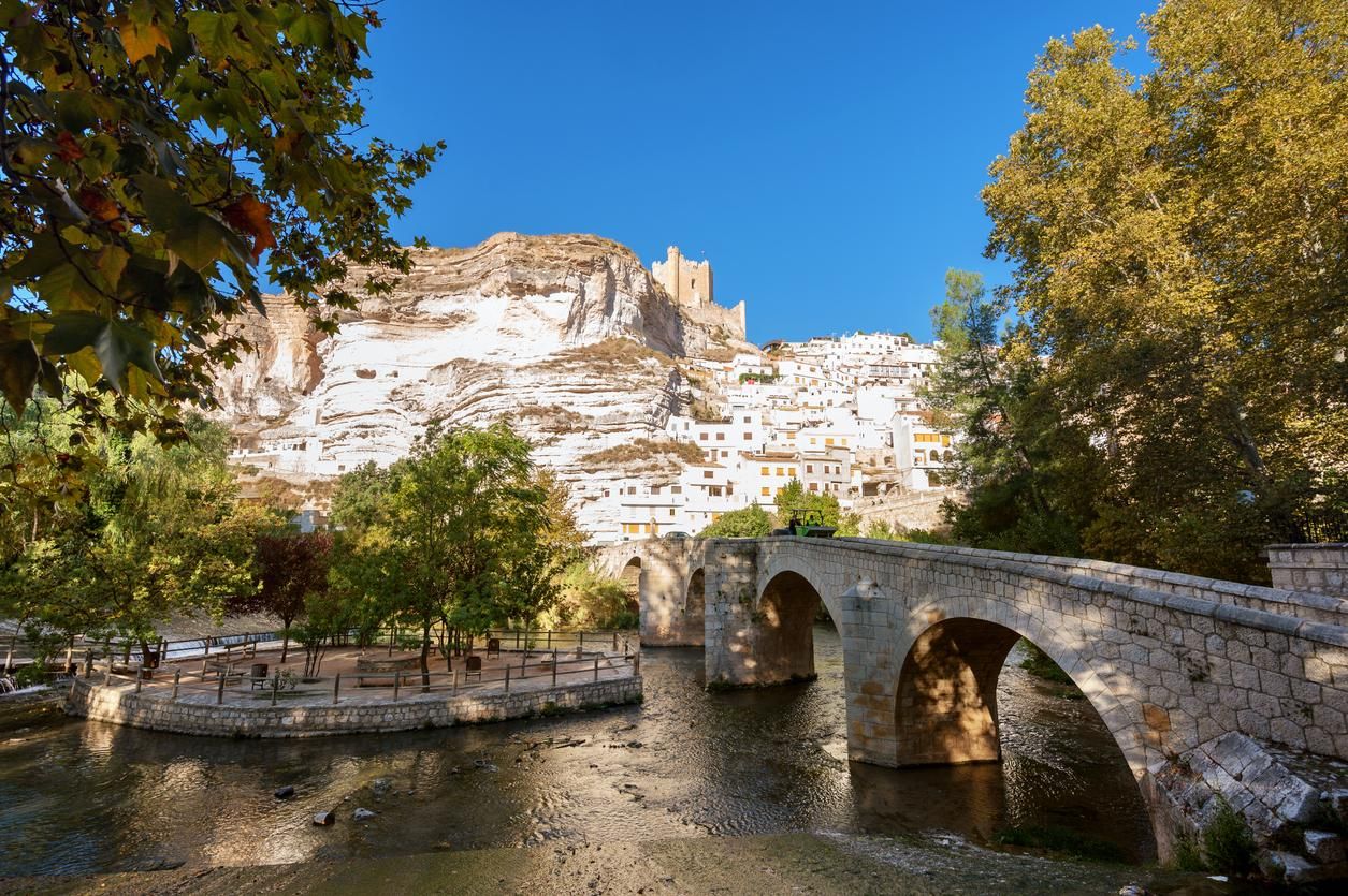 esta es la panorámica más conocida de Alcalá del Júcar.