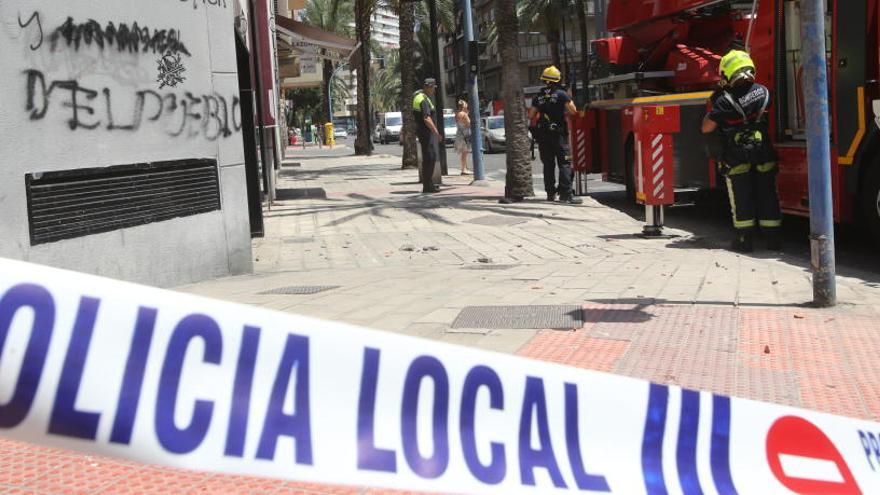 Acordonan un tramo de Benito Pérez Galdós tras la caída de varios cascotes de un edificio