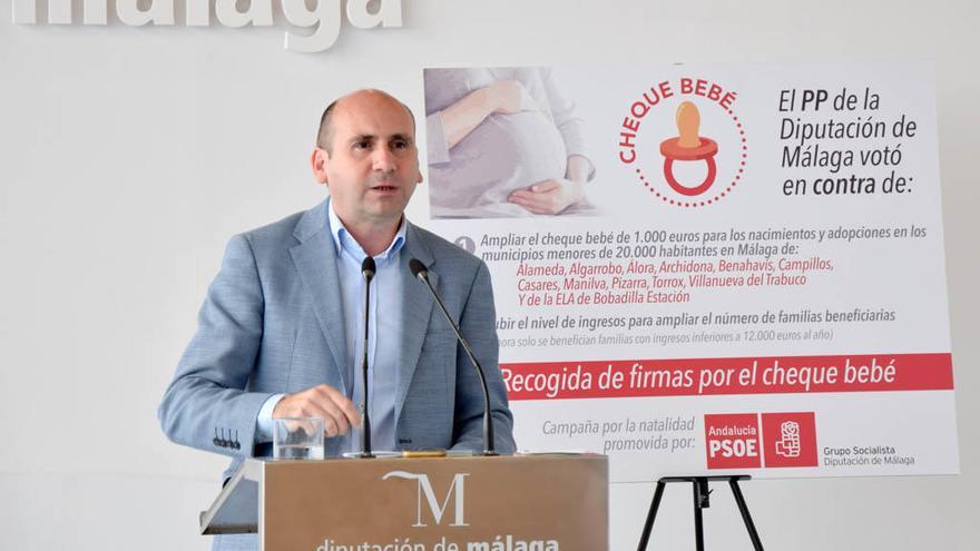 Conejo, portavoz del PSOE en la Diputación, durante la presentación del cheque bebé.