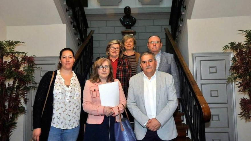 El alcalde de Mieres y Loli Olavarrieta, junto a los miembros de la entidad y de los grupos municipales.