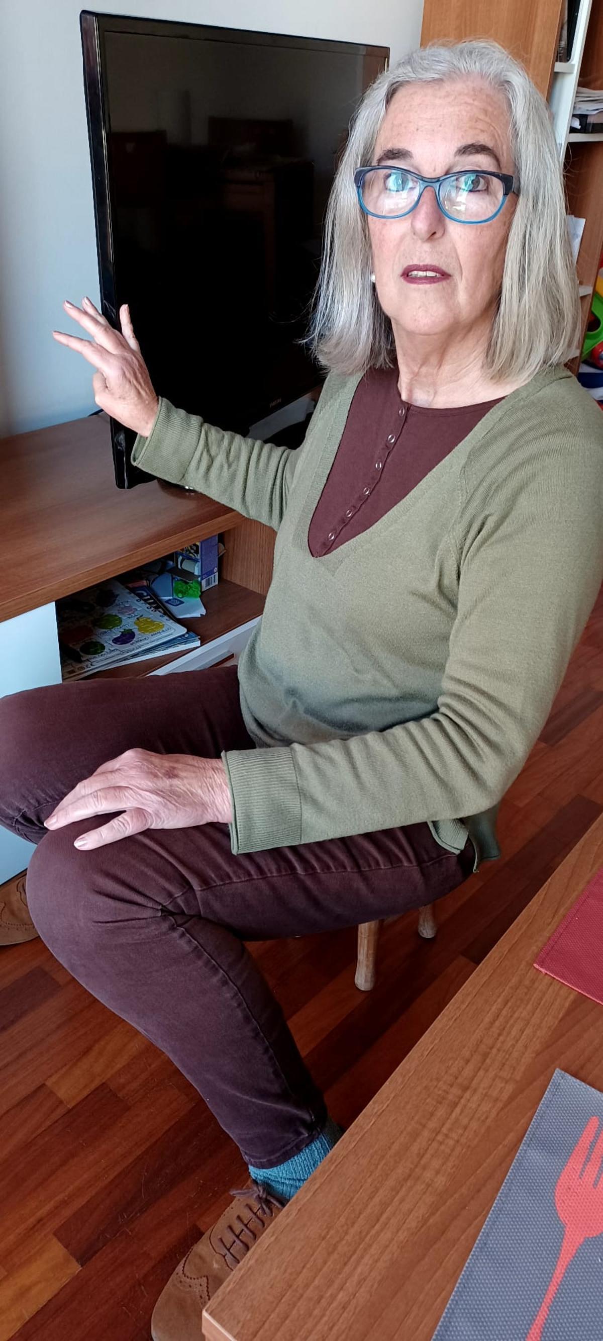 Cecilia, vecina de Vilagarcía de Arousa, junto al televisor que se movió a causa del gran terremoto.