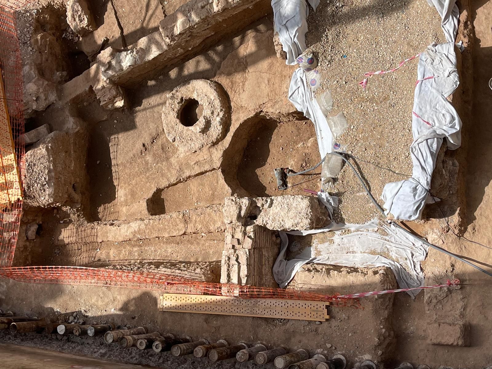 Así está la muralla islámica, en espera de que se retomen las obras de rehabilitación para hacerla visitable