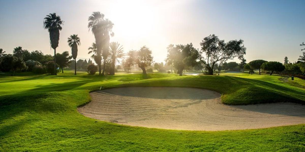 El campo de golf de Oliva Nova tiene un total de 18 hoyos.