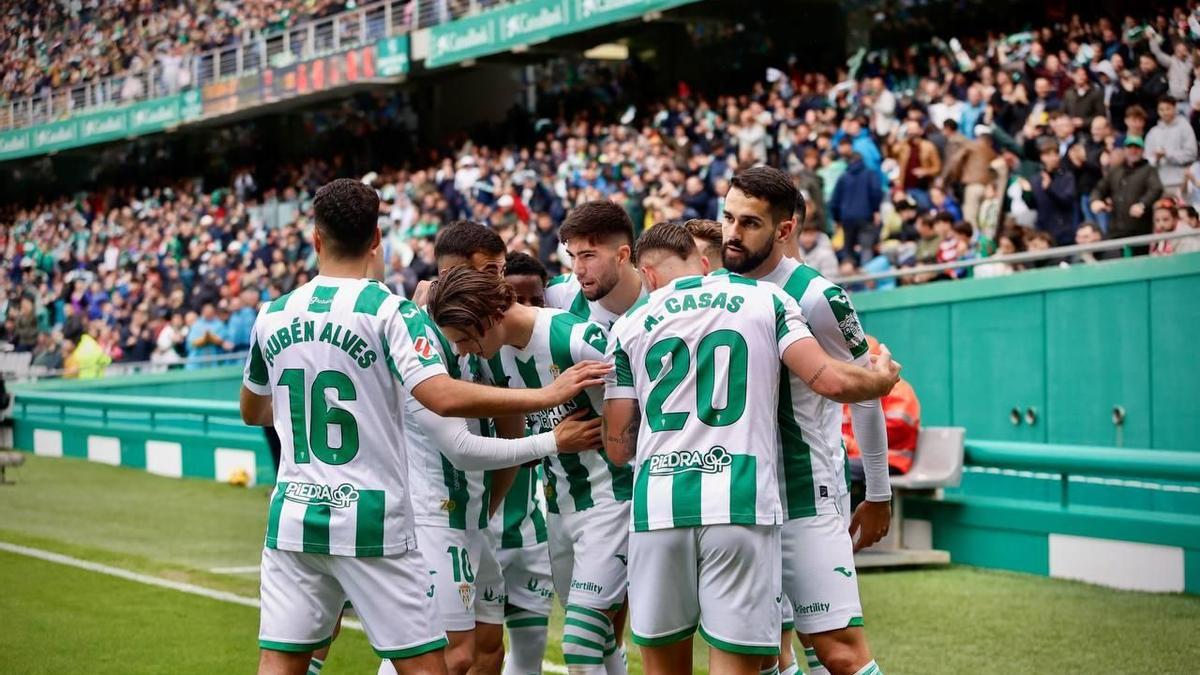 Los futbolistas del Córdoba CF celebran uno de sus goles ante el Granada en El Arcángel.