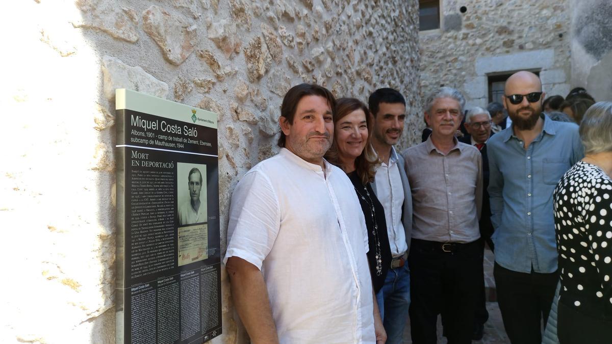 Els alcaldes d'Albons i l'Escala, Josep Ramon Llavero i Josep Bofill, amb el regidor de Cultura, Miquel Guinart, i Pilar Francès, al costat de la placa.